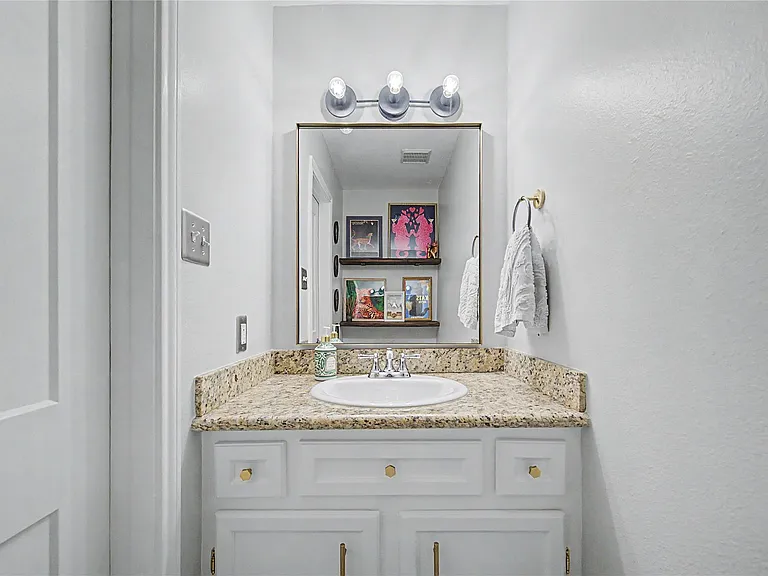1104 Buckner St — Photo 38