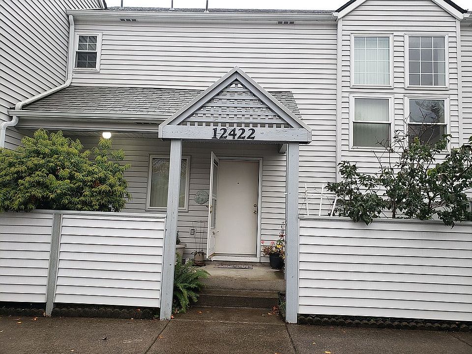 Center unit with carport