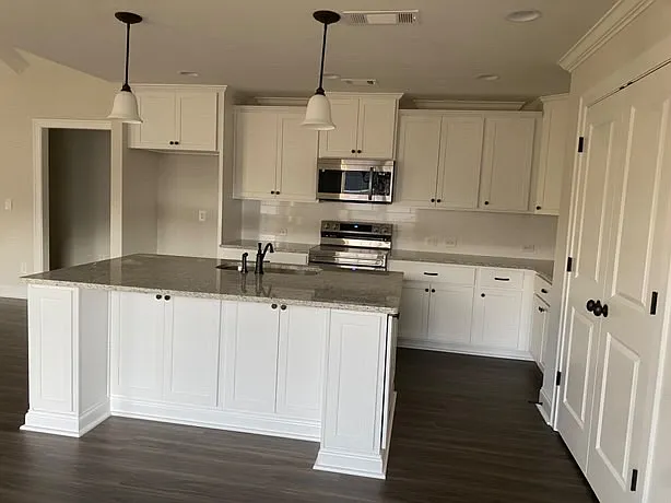 4 bed, 2191 sqft, $2,600 — Photo 2