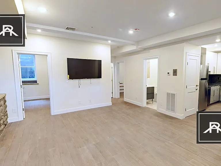 1617 Beacon St #1 — Photo 4