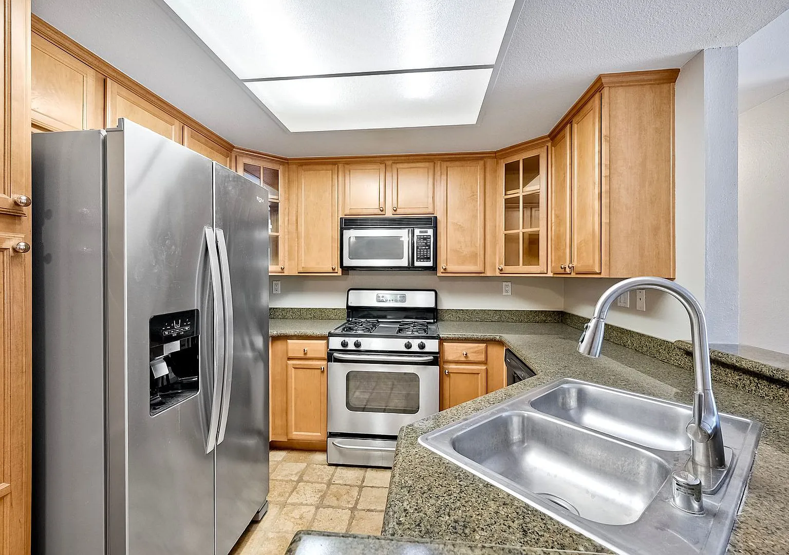 2 bed, 2.0 bath, 866 sqft, $2,950 — Photo 3