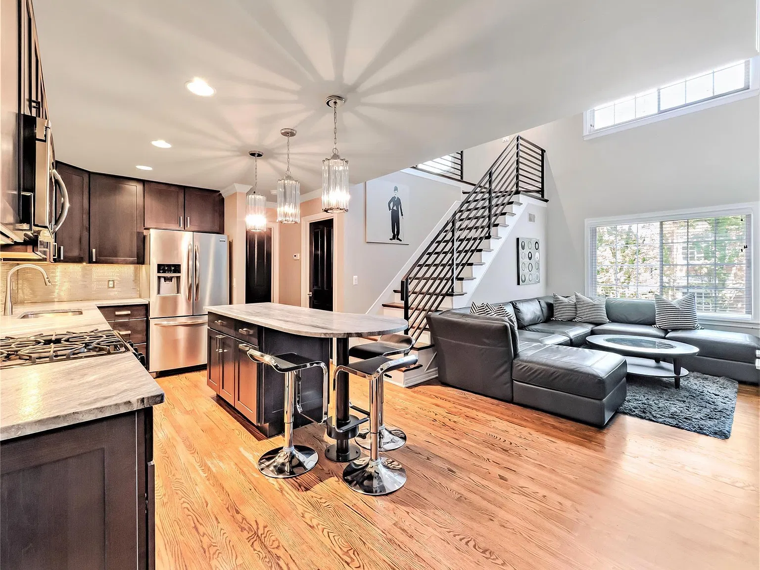 2 bed, 2.0 bath, 1300 sqft, $4,250 — Photo 2