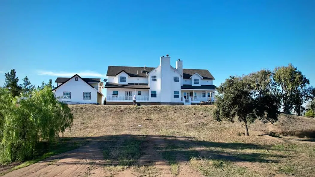 6 bed, 4254 sqft, $6,500 — Photo 1