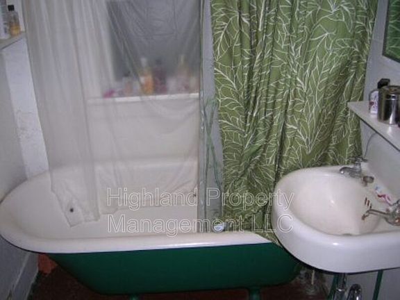 4th image of 225 SE High St APT 1