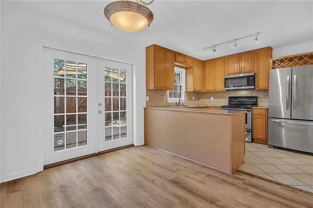2 bed, 1.5 bath, 1020 sqft, $1,800 — Photo 2