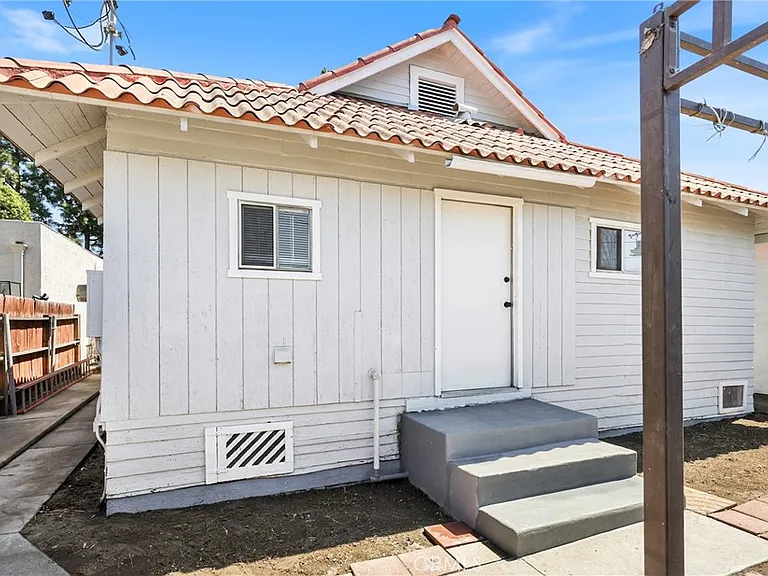 15329 S Paramount Blvd — Photo 27
