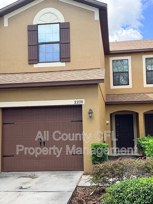 3 bed, 2.5 bath, 1800 sqft, $2,200 — Photo 1