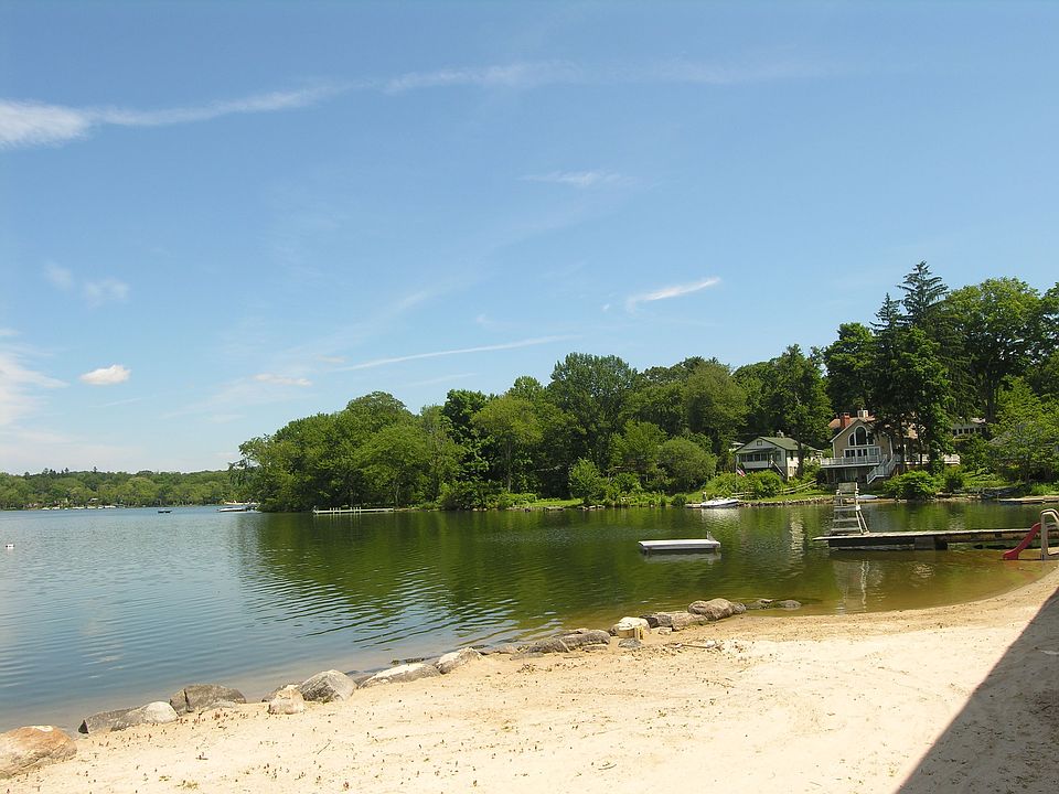 1st image of 32 Lakeside Dr
