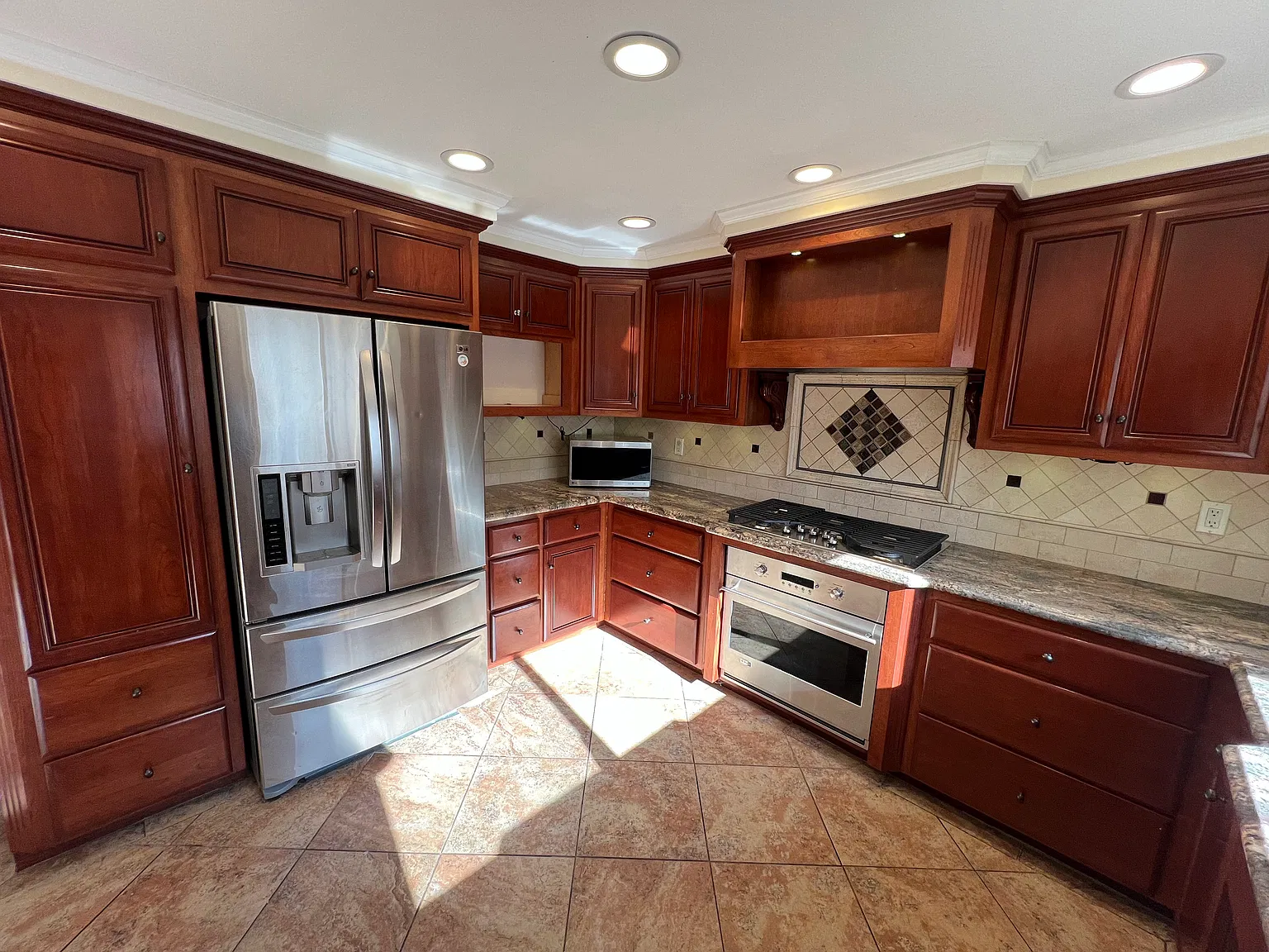 3 bed, 2256 sqft, $4,900 — Photo 3