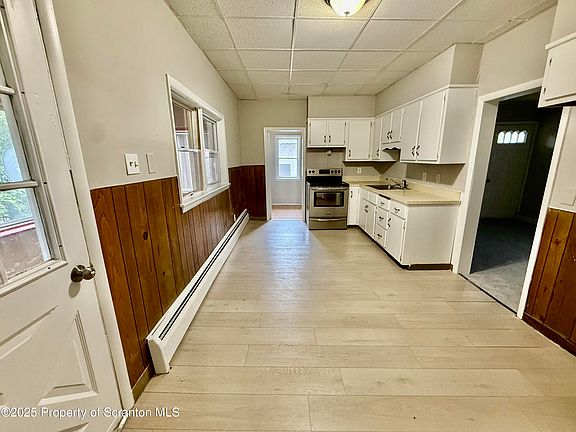 2nd image of 206 Oak St Floor 1