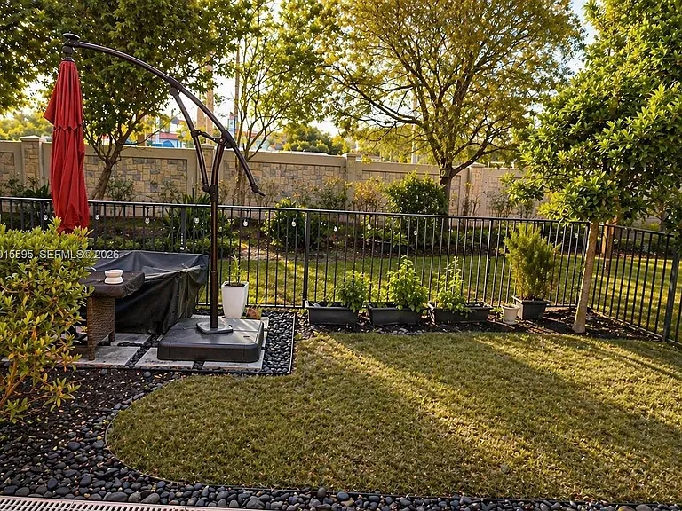 6835 Broadwater Ln — Photo 14