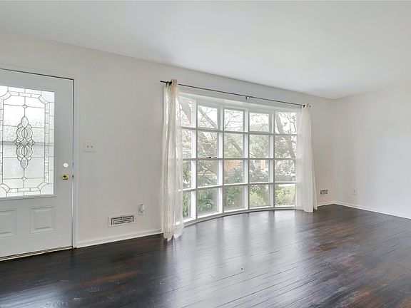 3rd image of 98 Parkview St