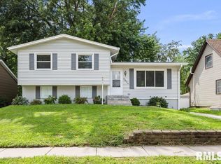 5824 Hillandale Rd, Davenport, IA 52806