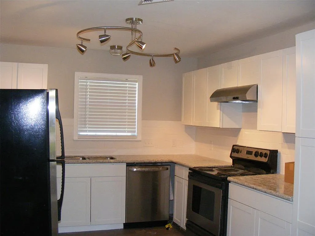 3 bed, 1.0 bath, 1064 sqft, $1,500 — Photo 2