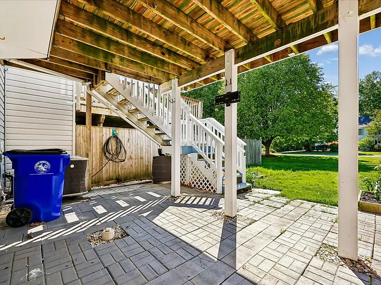 6630 Commodore Ct — Photo 32