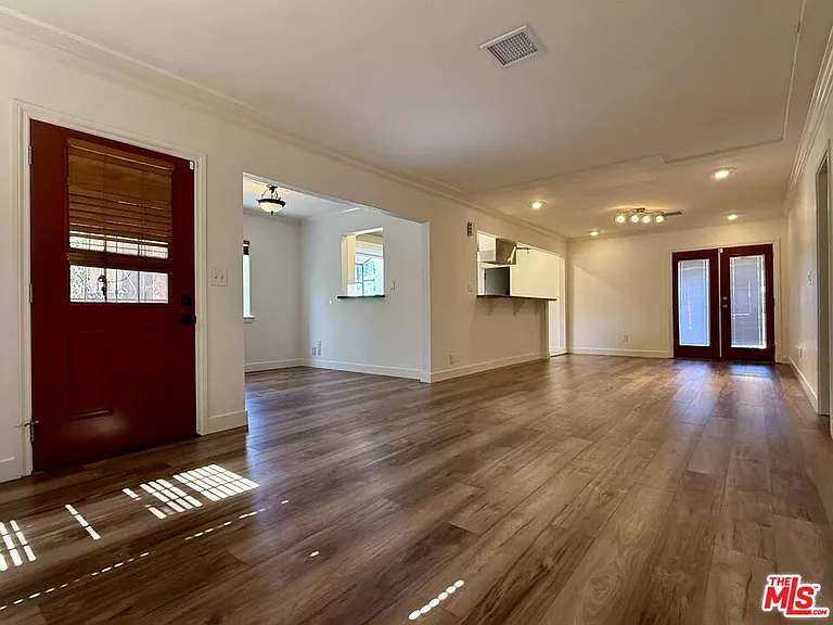 6205 Gentry Ave — Photo 2