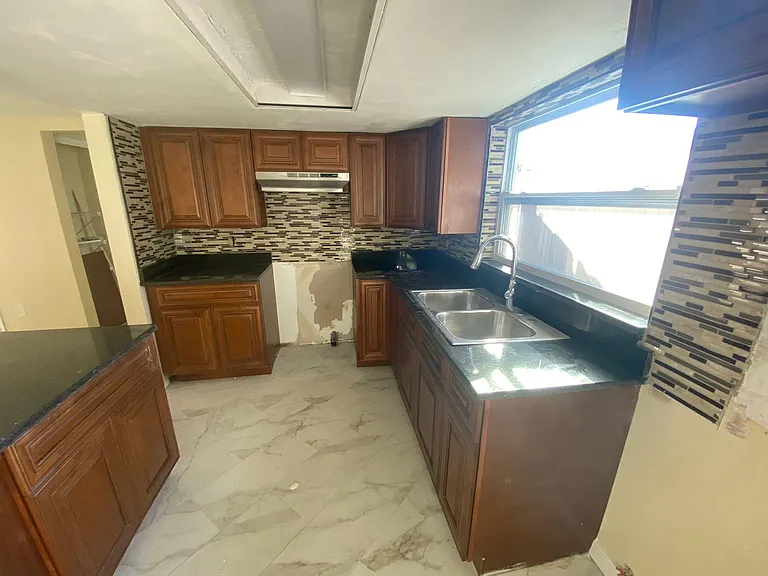 9105 Hermitage Ln — Photo 6
