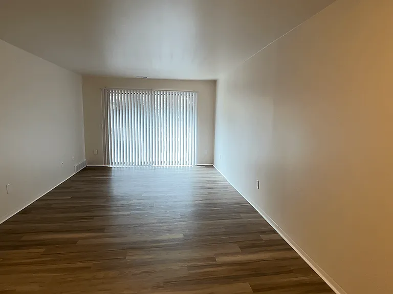 Lakeside Village Apartments — Photo 103