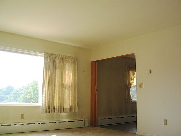 3rd image of 6 Lynn Dr