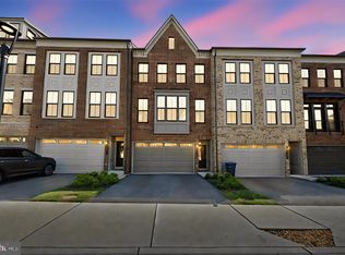 5179 Ridgeview Retreat Dr, Chantilly, VA 20151