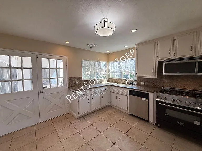 2522 Marcella St — Photo 10
