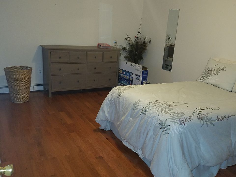 1st image of 824 Clarence Ave