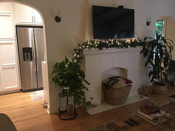 2nd image of 511 N Sycamore Ave #7
