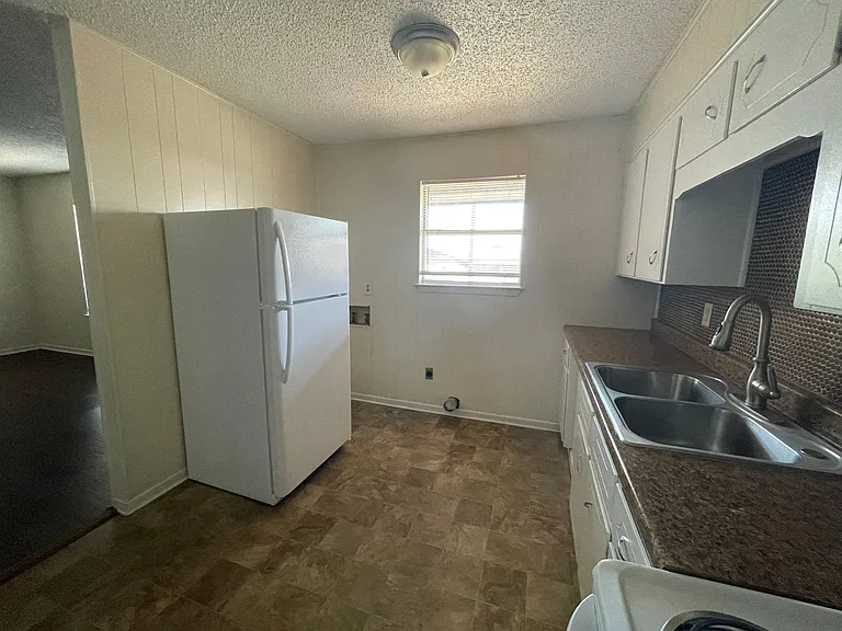 425 W Ave C — Photo 31