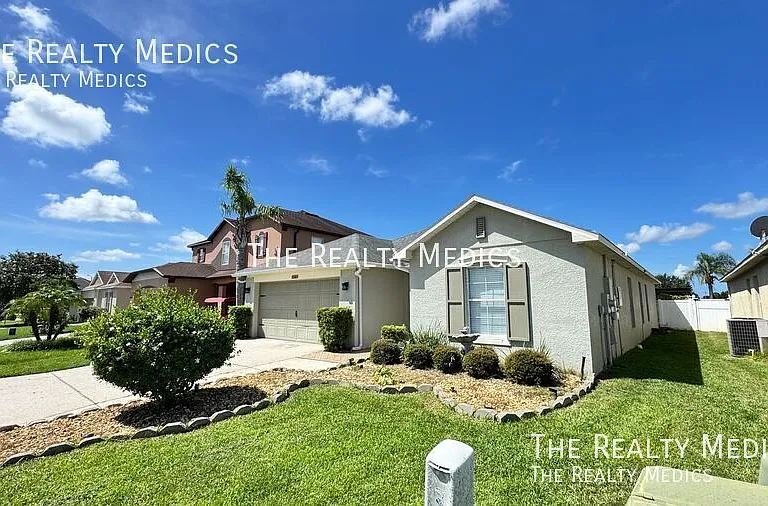 1040 Elderberry Dr — Photo 3