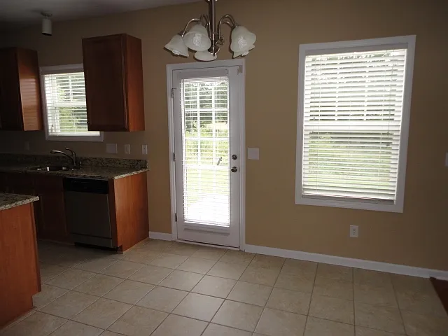 210 Goldfinch Ct — Photo 3