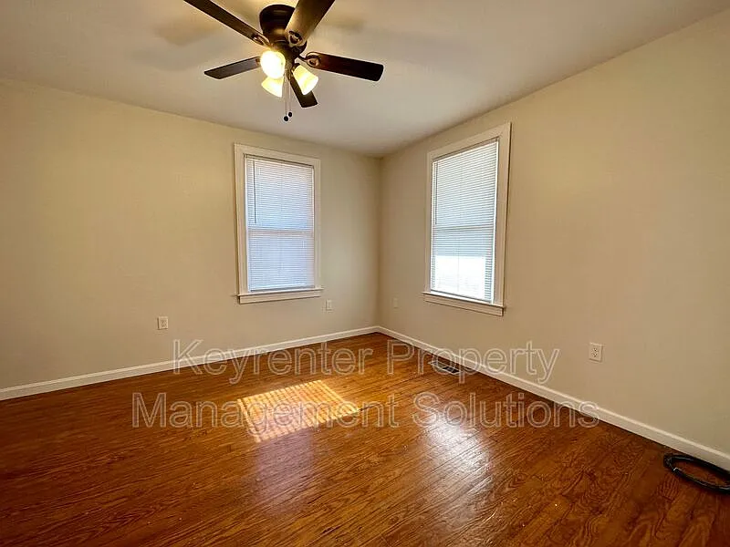 2 bed, 1.0 bath, 806 sqft, $1,300 — Photo 3