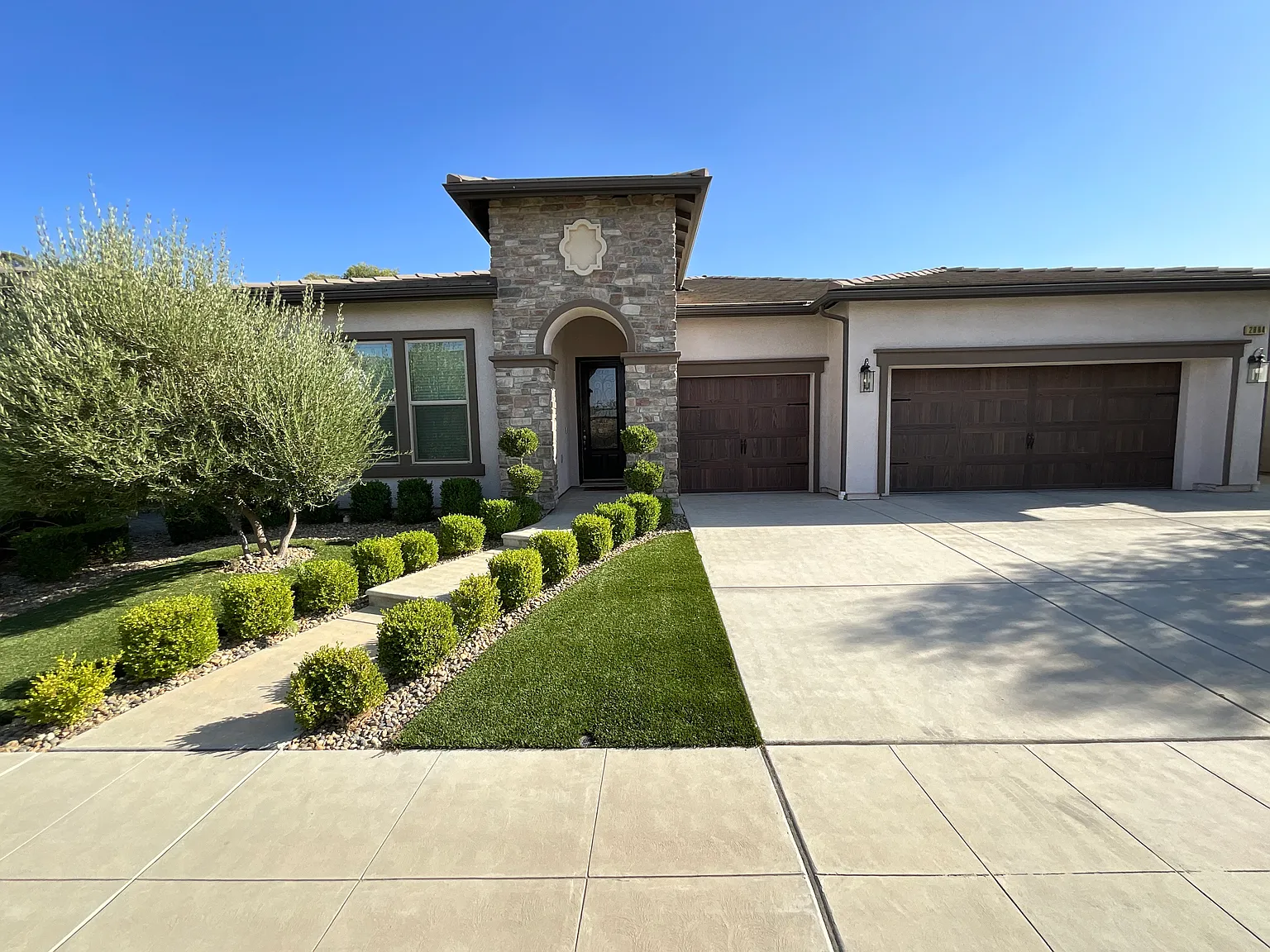 3 bed, 2600 sqft, $3,750 — Photo 1