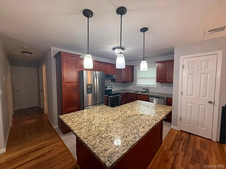 24 California Ave — Photo 3