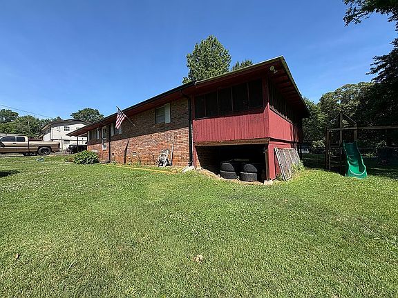3rd image of 223 Lakeview Dr