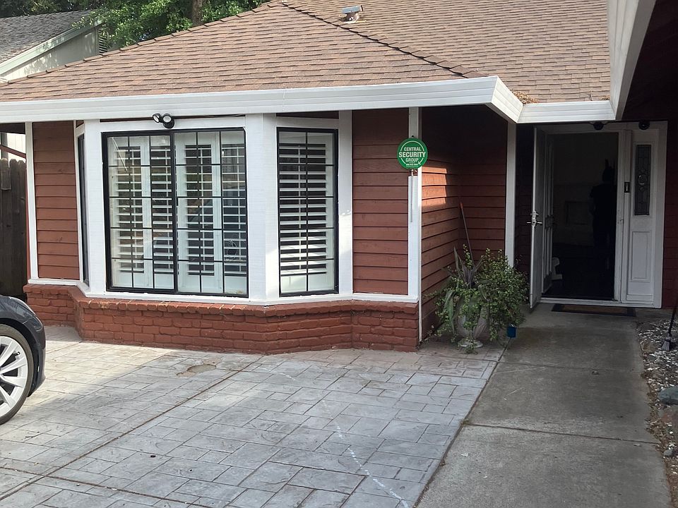There are plenty of parking spaces in front of the house.