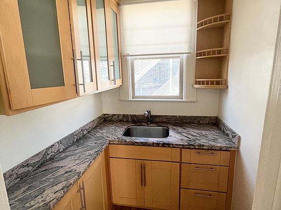 4th image of 1558B Howard St