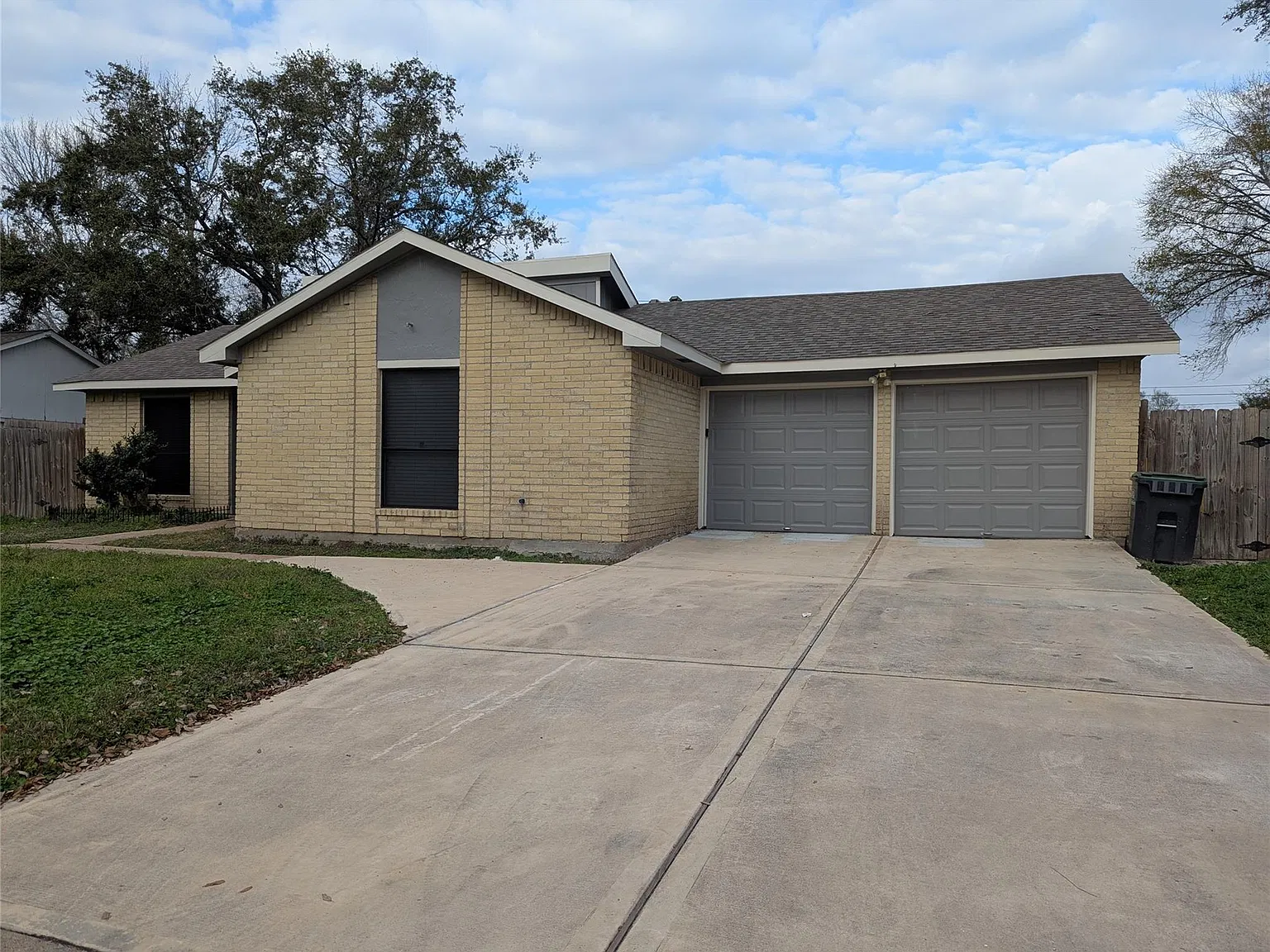 3 bed, 2.0 bath, 1136 sqft, $2,000 — Photo 3