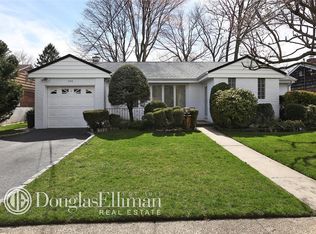 206 Tottenham Rd, Lynbrook, NY 11563