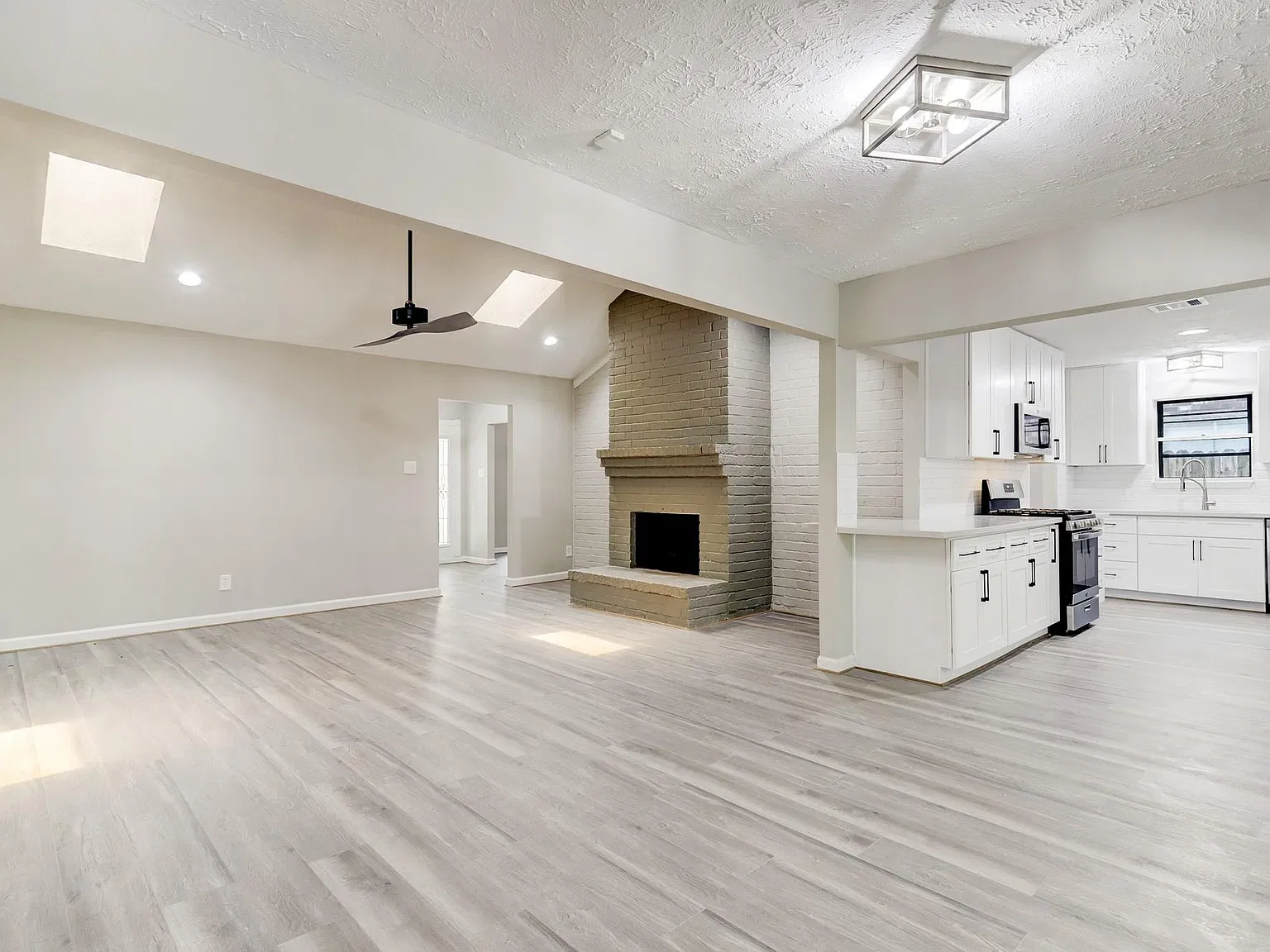 3 bed, 2.0 bath, 1963 sqft, $1,950 — Photo 3