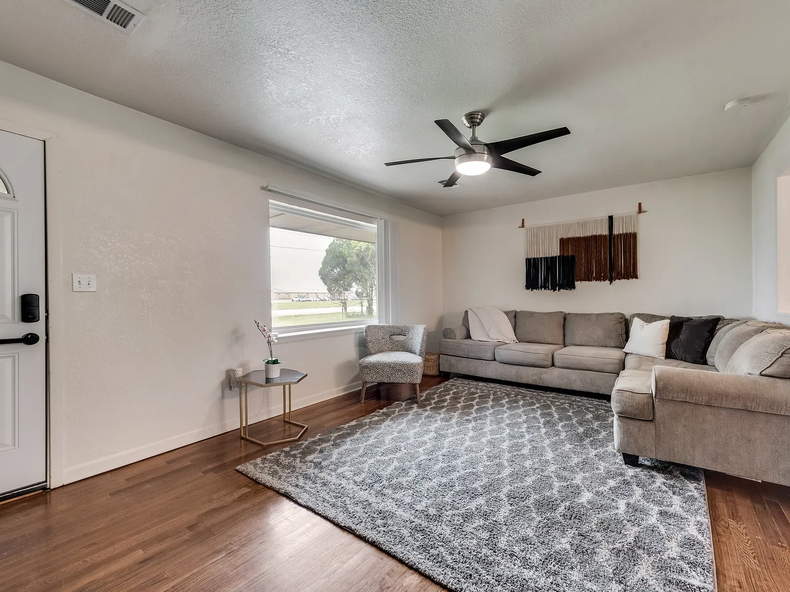 3 bed, 1474 sqft, $2,195 — Photo 2