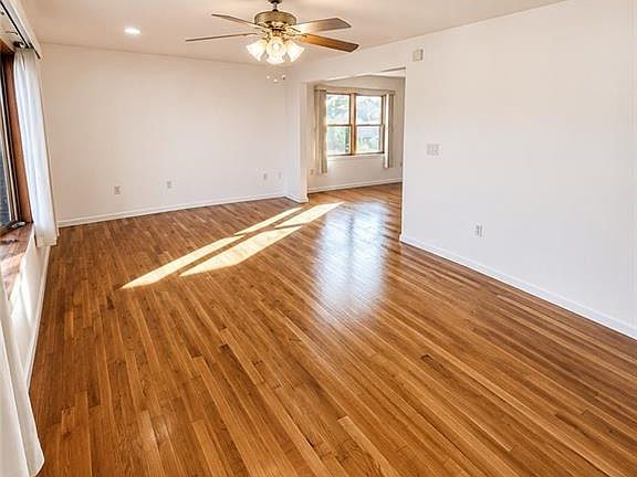 5th image of 217 Van Buren St
