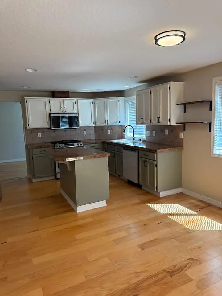 4 bed, 2.5 bath, 2107 sqft, $3,000 — Photo 3