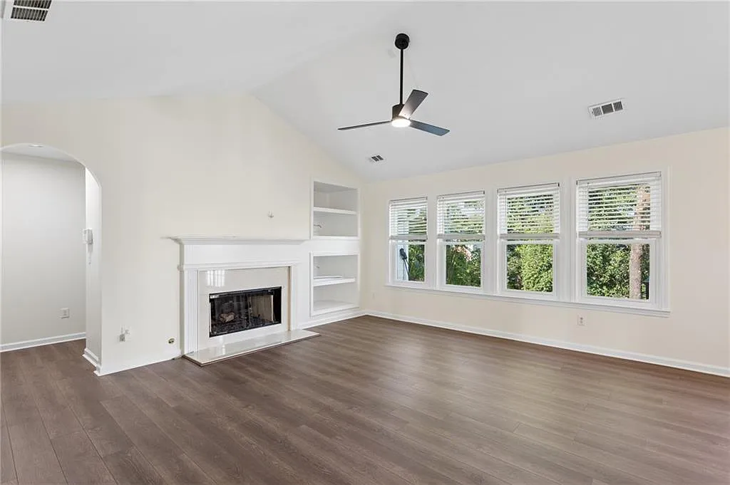 4 bed, 2.0 bath, 1880 sqft, $2,500 — Photo 4