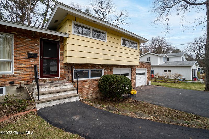 3rd image of 42 Woodcrest Drive