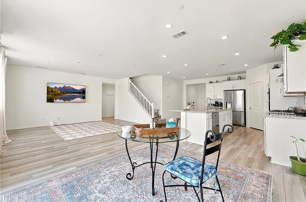 5 bed, 2790 sqft, $4,100 — Photo 4