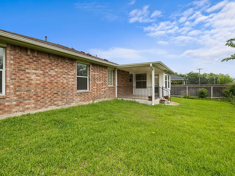 Landscaped back yard, with a covered patio, automatic sprinkler system and facing a green belt!