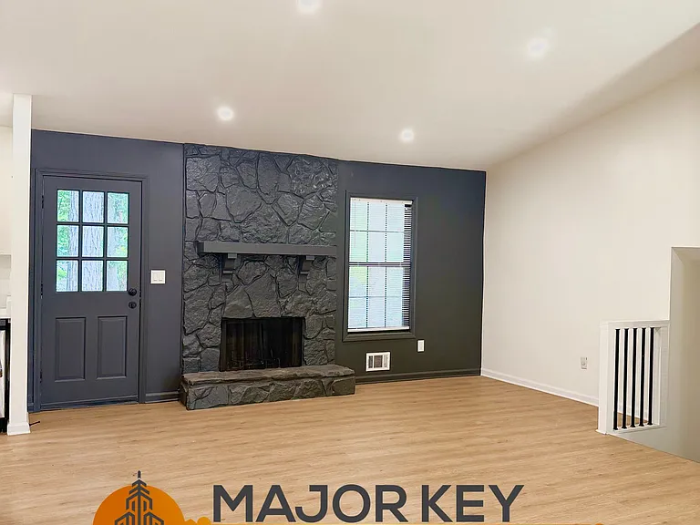 4555 Sugarloaf Pkwy — Photo 12
