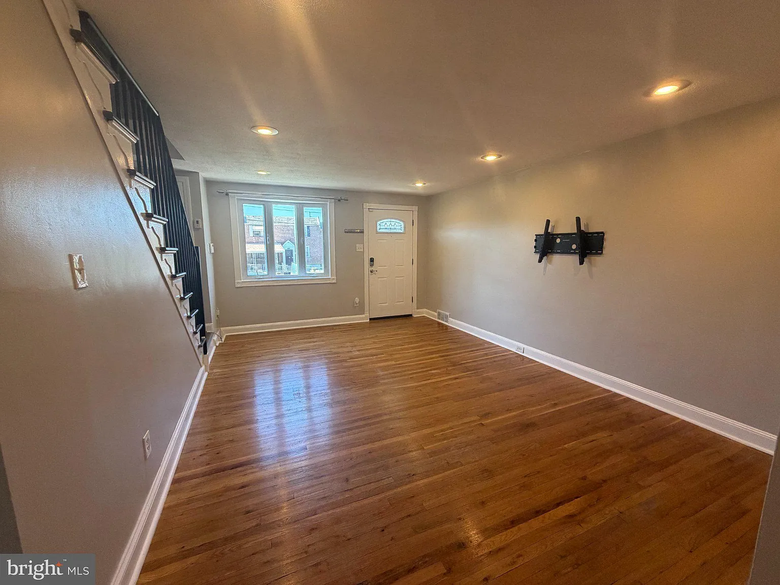 3 bed, 1.5 bath, 1120 sqft, $2,000 — Photo 3