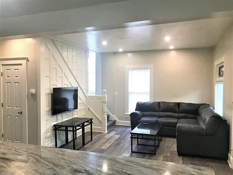 35 Oak St — Photo 6