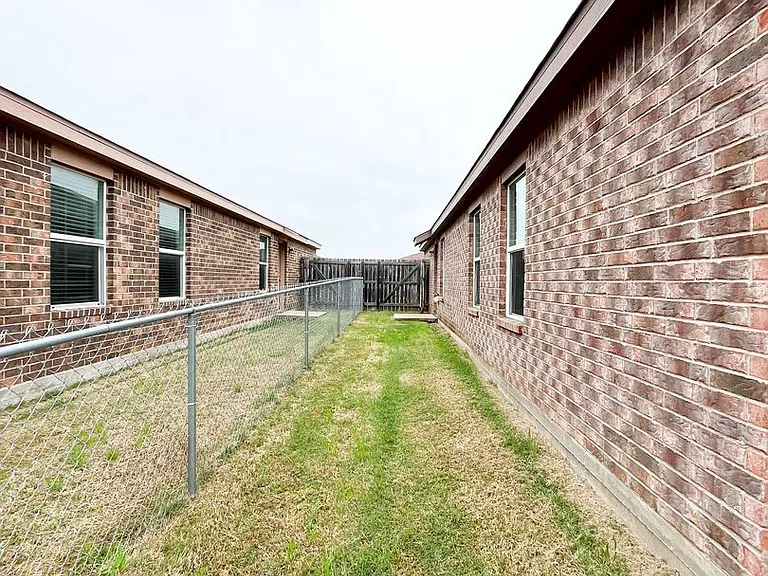 1515 Justin Loop — Photo 35